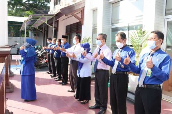 Penyematan PIN Zona Integritas dan Penyerahan Sembako