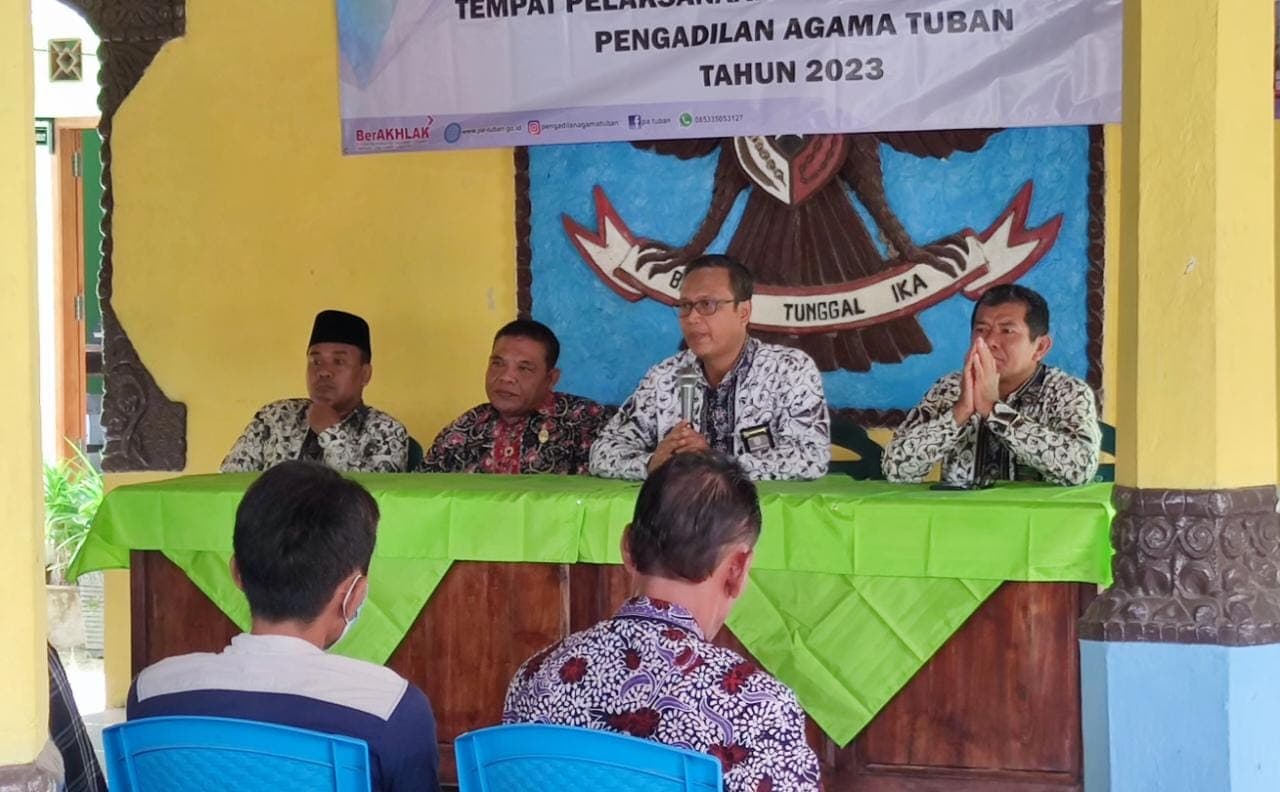 Sidang Perdana di Luar Gedung Pengadilan Agama Tuban
